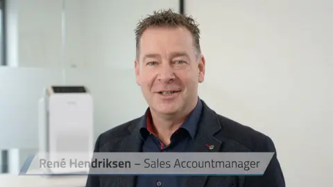 Luchtkanalen reinigen met professionele apparatuur: rené Hendriksen, Sales Accountmanager bij Lamers, in een AI-video in een kantoor met een